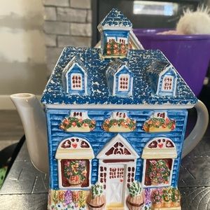 Colonial themed vintage tea pot